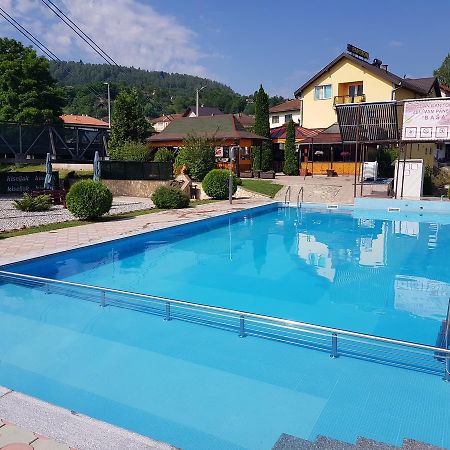 Pansion Basa Hotell Ustikolina Exteriör bild