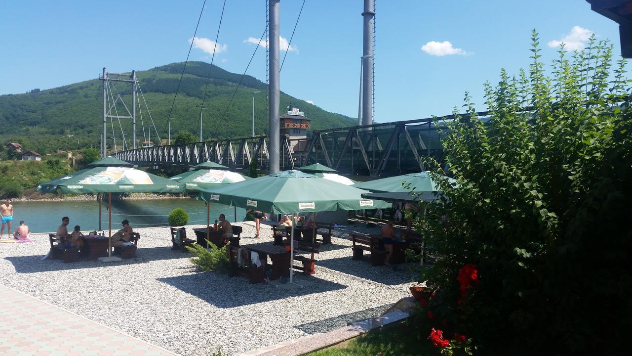 Pansion Basa Hotell Ustikolina Exteriör bild