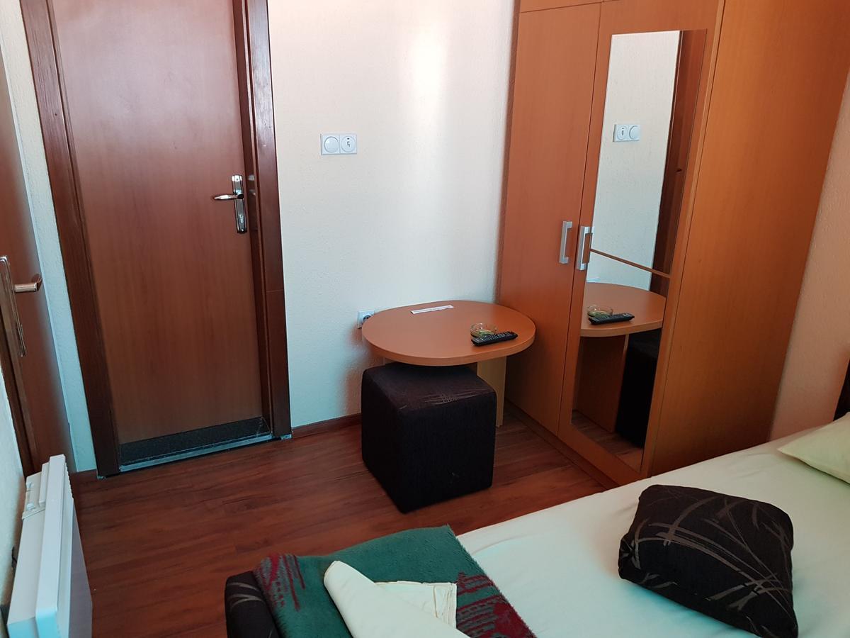 Pansion Basa Hotell Ustikolina Exteriör bild