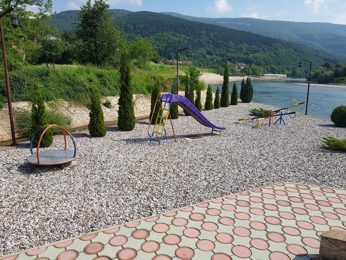 Pansion Basa Hotell Ustikolina Exteriör bild