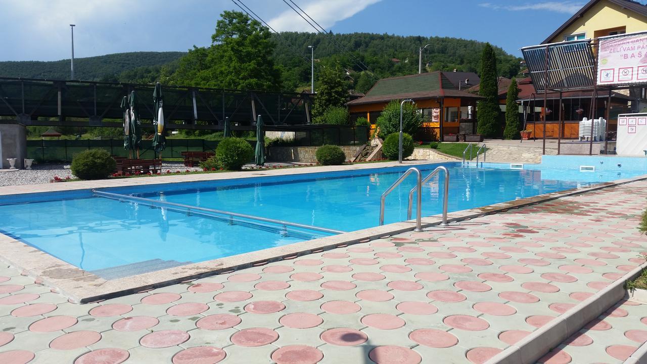 Pansion Basa Hotell Ustikolina Exteriör bild
