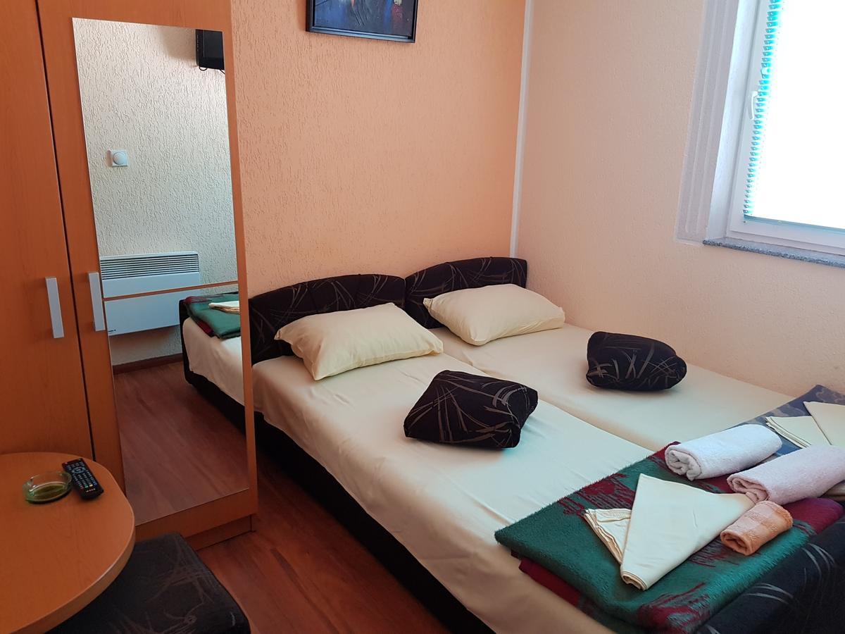 Pansion Basa Hotell Ustikolina Exteriör bild