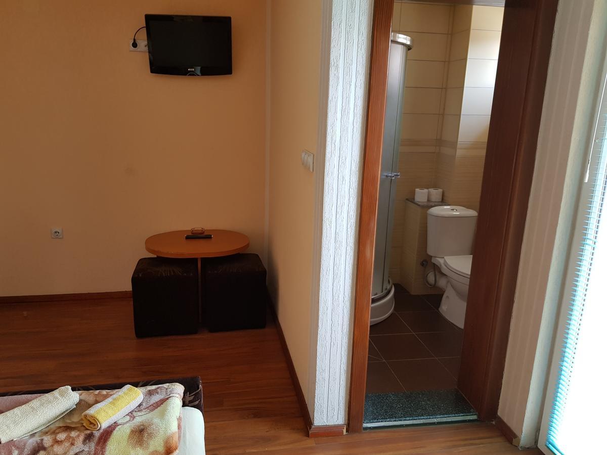 Pansion Basa Hotell Ustikolina Exteriör bild
