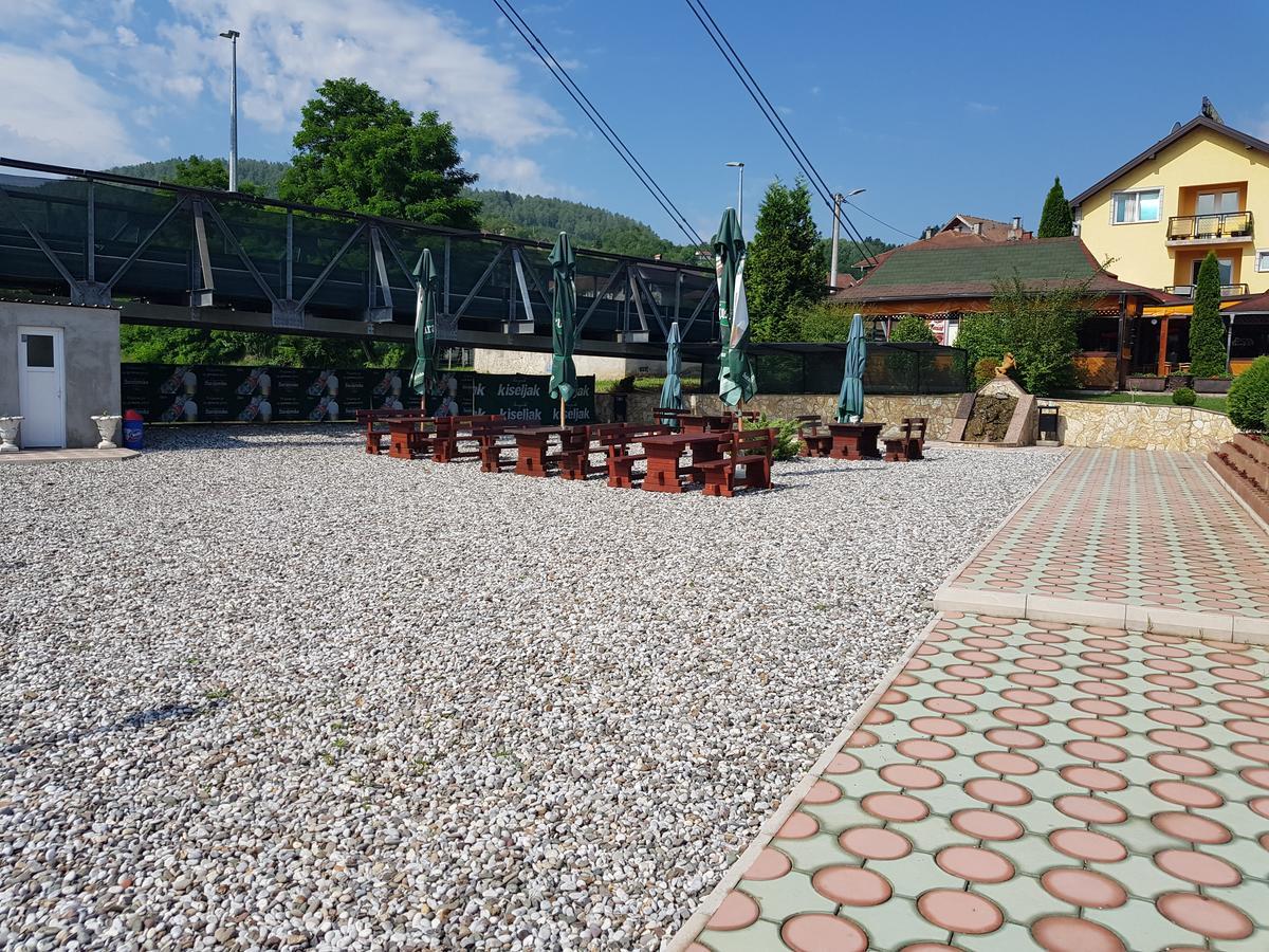 Pansion Basa Hotell Ustikolina Exteriör bild
