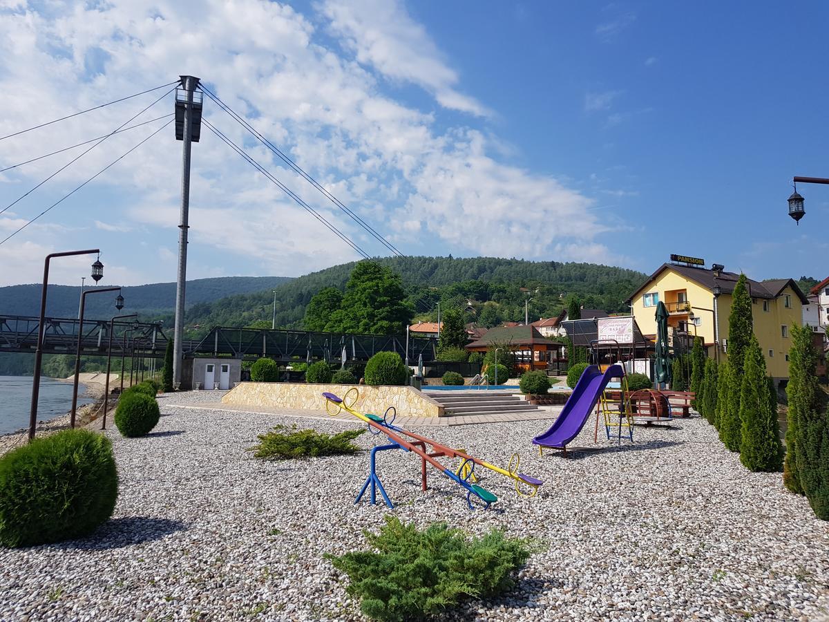 Pansion Basa Hotell Ustikolina Exteriör bild