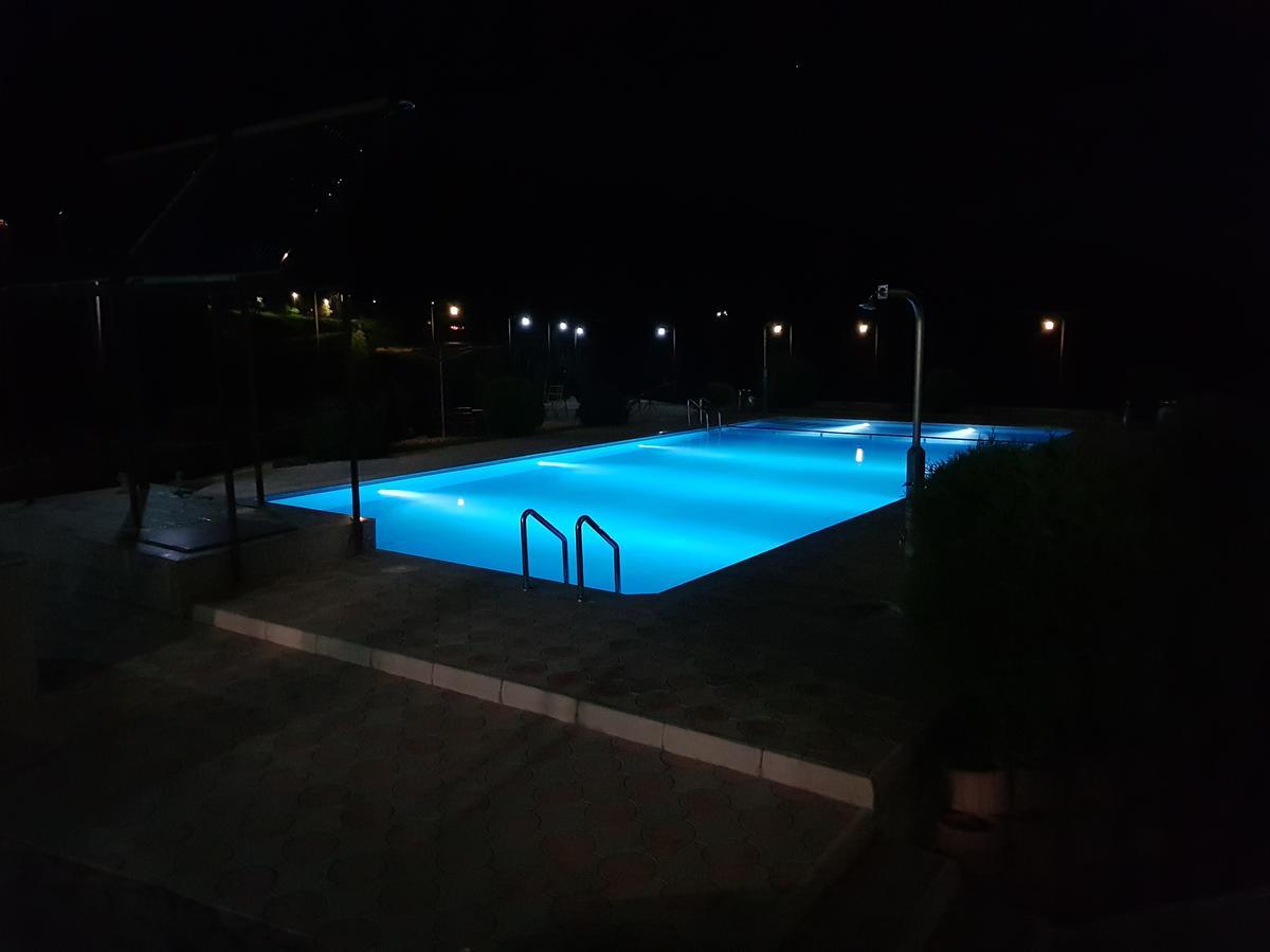Pansion Basa Hotell Ustikolina Exteriör bild