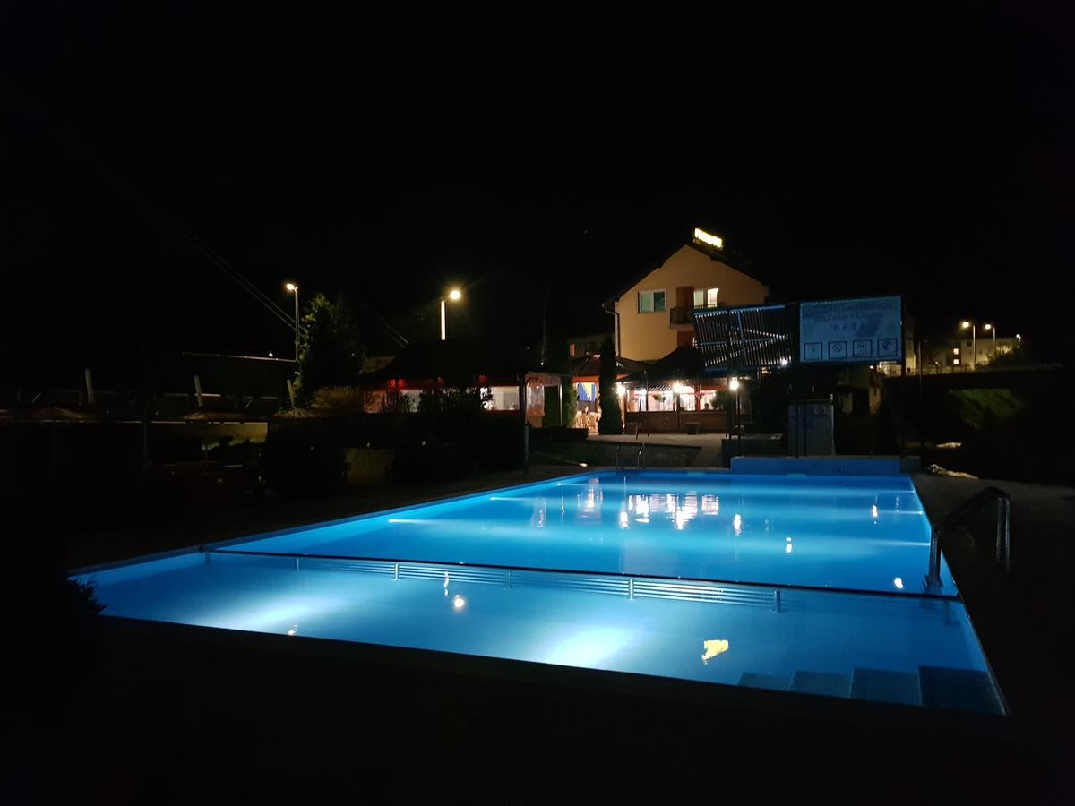 Pansion Basa Hotell Ustikolina Exteriör bild