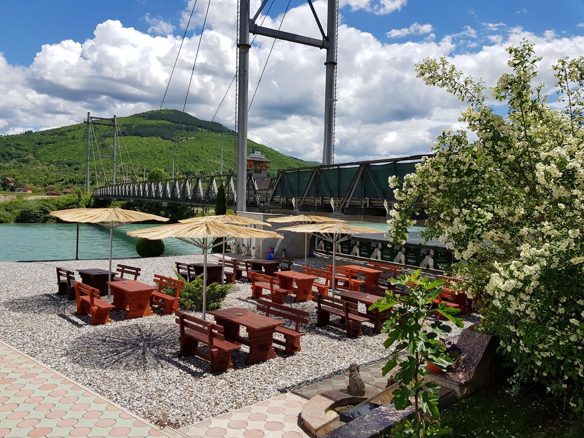 Pansion Basa Hotell Ustikolina Exteriör bild